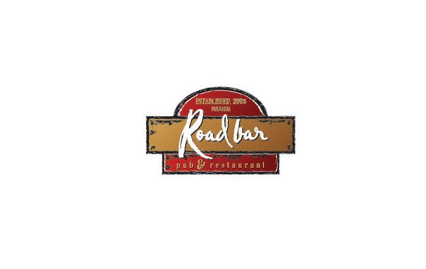 一個(gè)帶有酒吧的餐廳logo。logo整體做成一個(gè)標(biāo)牌的形式，復(fù)古的顏色配上做舊的感覺(jué)，用時(shí)還有木質(zhì)的設(shè)計(jì)給人一種濃烈的西部質(zhì)感