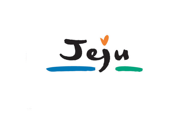 韓國著名旅游景點濟(jì)州島的標(biāo)志設(shè)計。整體簡潔，藍(lán)色線條代表著海洋，綠色線條代表著陸地，也代表著濟(jì)州島。