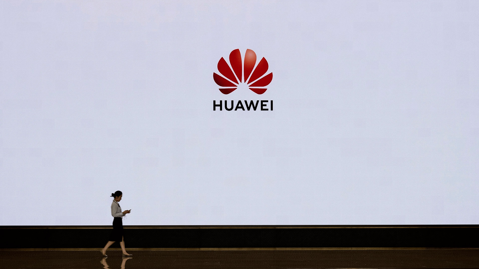 華為LOGO設計在背景板的效果